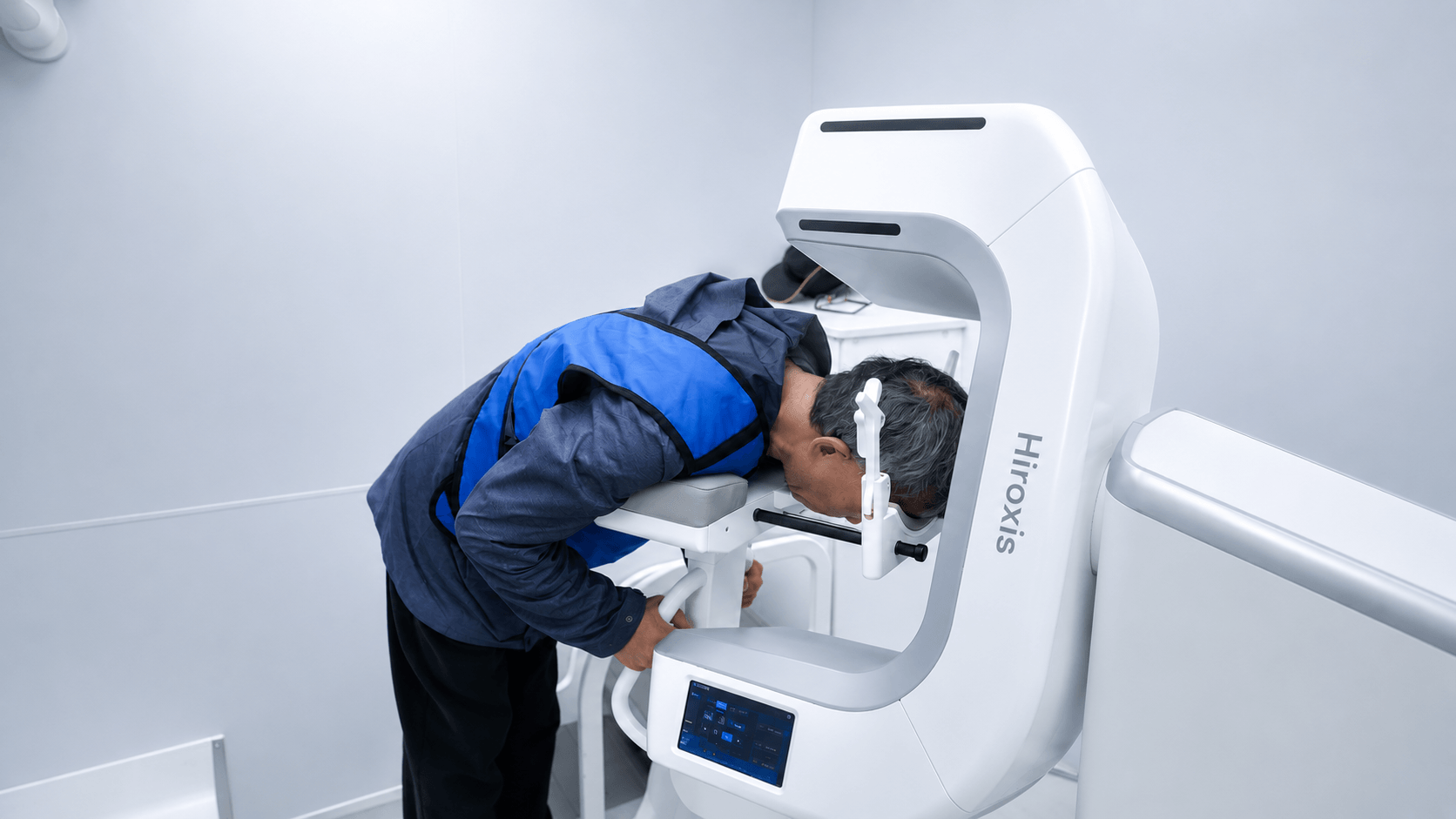 Patient using Hiroxis in a mobile clinic